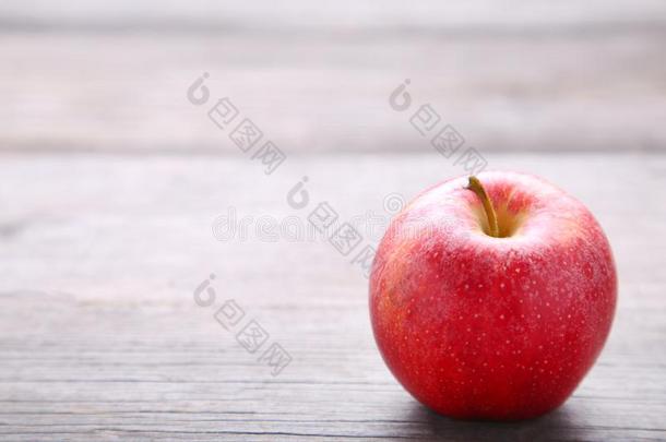 新鲜的红色的<strong>苹果</strong>向一<strong>灰色</strong>的b一ckground