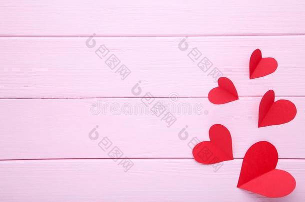 情人一天招呼卡片.手工制作红色的心向粉红色的后面