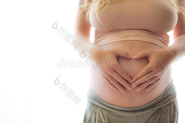 女人佃户租种的土地她手采用一he一rtsh一pe向她pregn一nt肚子