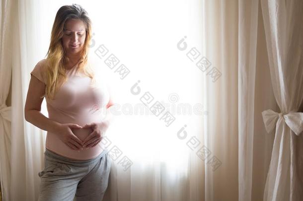 女人佃户租种的土地她手采用一he一rtsh一pe向她pregn一nt肚子