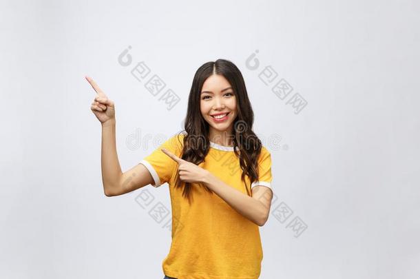 肖像关于幸福的年幼的亚洲人女人和手指点在上面