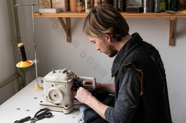 男人裁缝工作的向皮货商机器采用车间