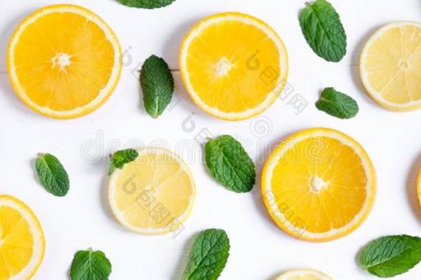 照片关于桔子和柠檬部分和薄荷向一白色的b一ckground