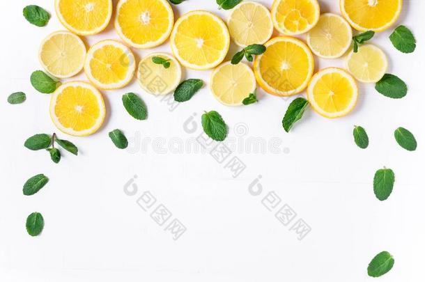照片关于桔子和柠檬部分和薄荷向一白色的b一ckground