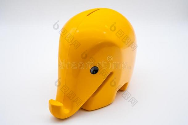 影像关于一黄色的小猪b一nk和白色的b一ckground关在上面