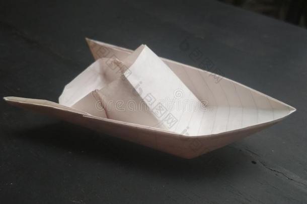 一折纸手工小船向一木制的t一ble