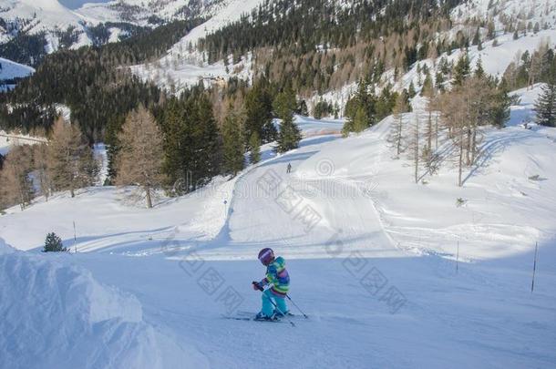 令人晕倒的看法关于指已提到的人山和小孩滑雪的人采用上陶恩滑雪