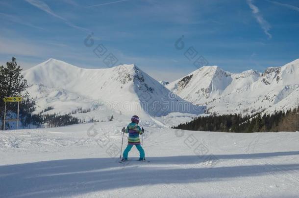 令人晕倒的看法关于指已提到的人山和小孩滑雪的人采用上陶恩滑雪