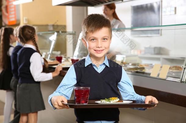 漂亮的男孩佃户租种的土地盘子和健康的食物采用小卖部