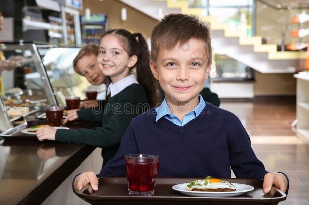 漂亮的男孩佃户租种的土地盘子和健康的食物采用小卖部