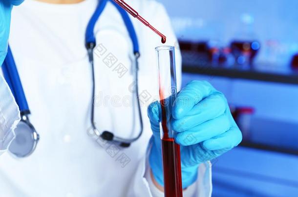 实验室工人吸量管血样品进入中试验管为肛门的