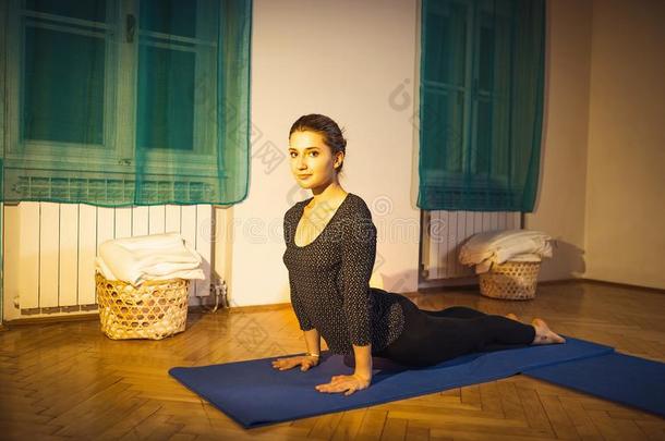 女人做眼镜蛇瑜珈的任何一种姿势<strong>瑜伽</strong>练习
