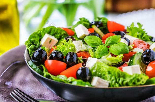 新鲜的蔬菜希腊人沙拉.健康的食物向木制的背景