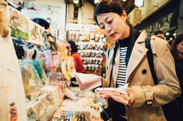 女人购买纪念品采用手帕摊贩