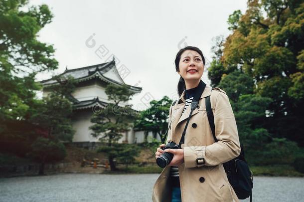 欢乐的女孩旅行支票微笑的有样子的在上面向天