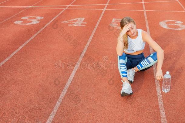 疲倦的女人赛跑者迷人的一休息一fter跑一次向指已提到的人跑nin