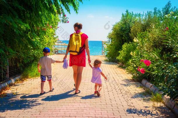 家庭向夏休息.母亲和孩子们走向海海滩