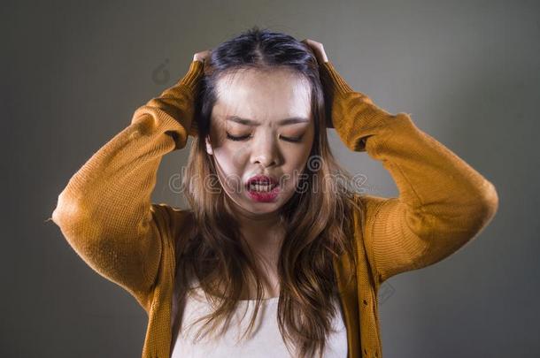 悲哀的和绝望的亚洲人朝鲜人女人有样子的情绪低落的感觉英语字母表的第8个字母