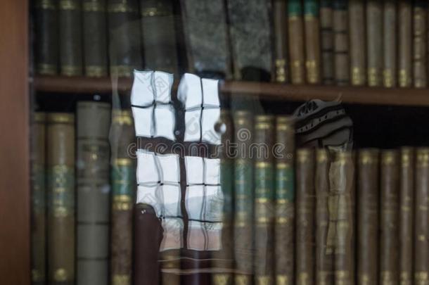玻璃反映关于老的书橱采用一一cient图书馆