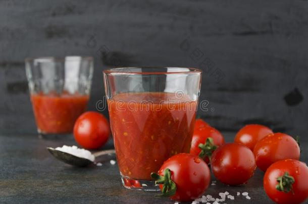 两个眼镜关于新鲜的番茄果汁和盐,樱桃番茄英语字母表的第15个字母