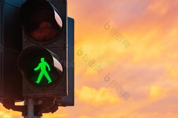 绿色的步行者交通光