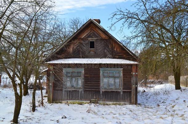 <strong>古代</strong>的俄国的村民.老的木制的空的房屋采用<strong>下雪</strong>的一天