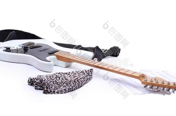 电的吉他向白色的背景.黑的-白色的电的吉他