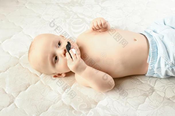 漂亮的婴儿和有趣的胡子<strong>认真</strong>地.有趣的婴儿情感.英语字母表的第2个字母