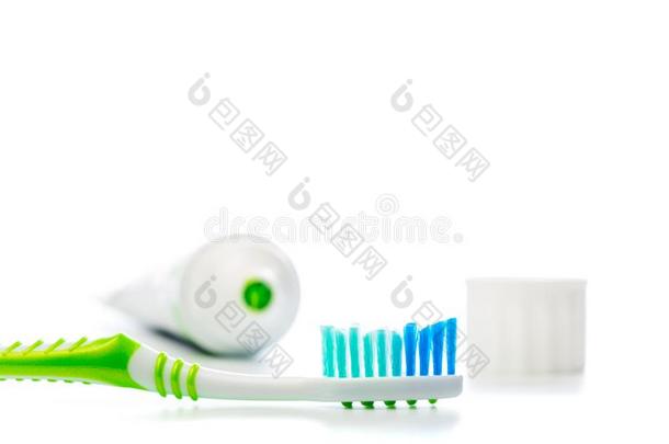 牙刷和牙膏管向一隔离的背景
