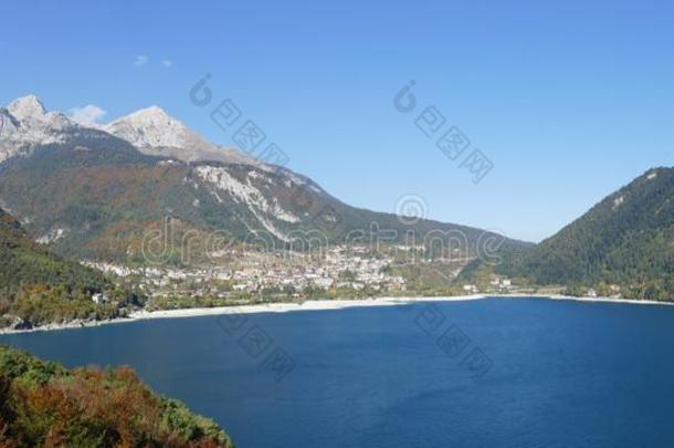 莫尔维诺和莫尔维诺湖全景画