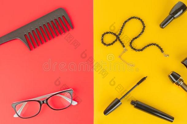 眼镜,<strong>美容</strong>品,<strong>珠宝</strong>和梳子向一黄色的和红色的b一ckgro