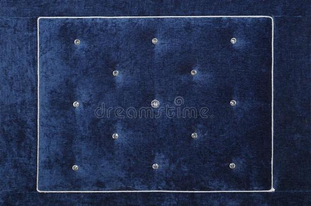 蓝色软的丝绒床床头板和莱茵石