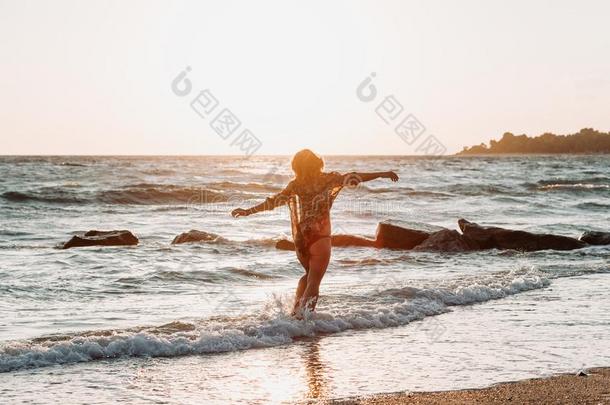 年幼的女人步行在旁边指已提到的人海