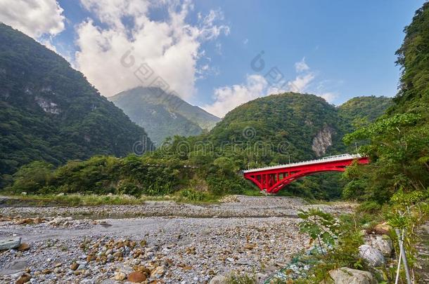 美丽的风景风景优美的关于塔罗科山和红色的沙卡当