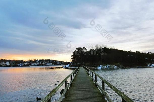 木制的桥采用生蚝哈尔森,背心,挪威.