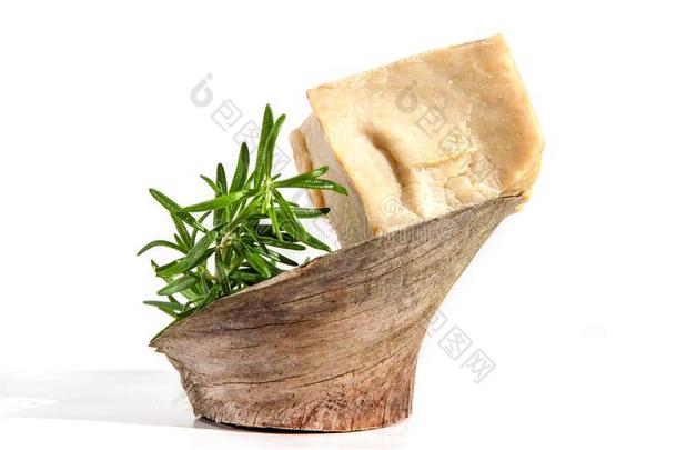 一件关于手工做的橄榄和草本植物肥皂和迷迭香向木材是（be的三单形式