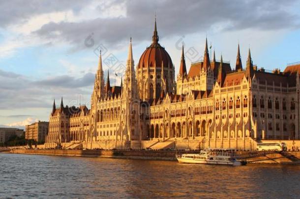 指已提到的人匈牙利的议会建筑物向指已提到的人多瑙河河银行<strong>博览会</strong>