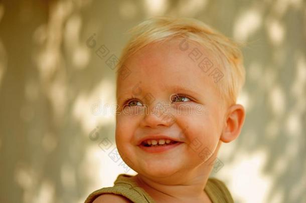 漂亮的和无忧无虑的.小的婴儿幸福的微笑的.健康状况是（be的三单形式真的比衣