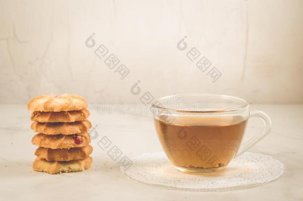 早餐惠斯甜饼干和玻璃杯子惠斯茶水/早餐惠斯
