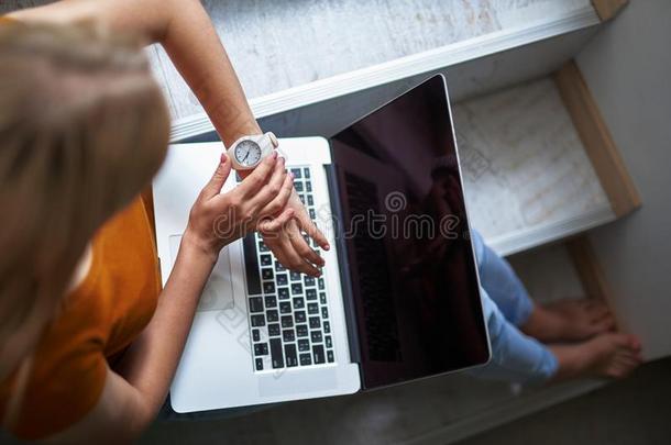 女孩和现代的便携式电脑有样子的在她wristw在ch
