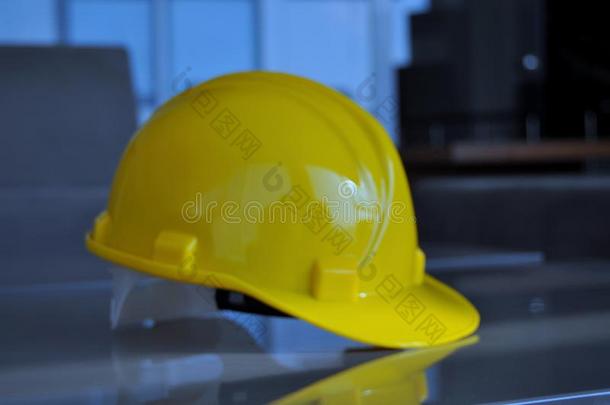 安全头盔使工作安全白色的