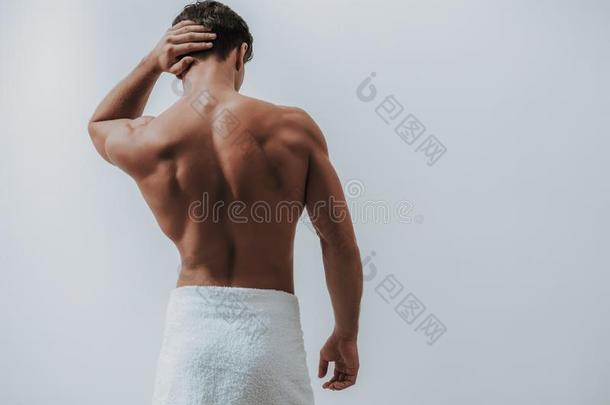 肌肉的男人采用白色的毛巾touch采用g他的头发