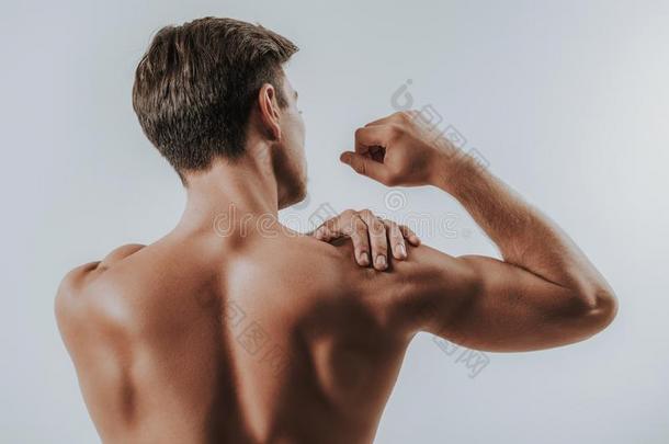 关在上面关于肌肉的男人令人同情的肩膀和b和ing肘部
