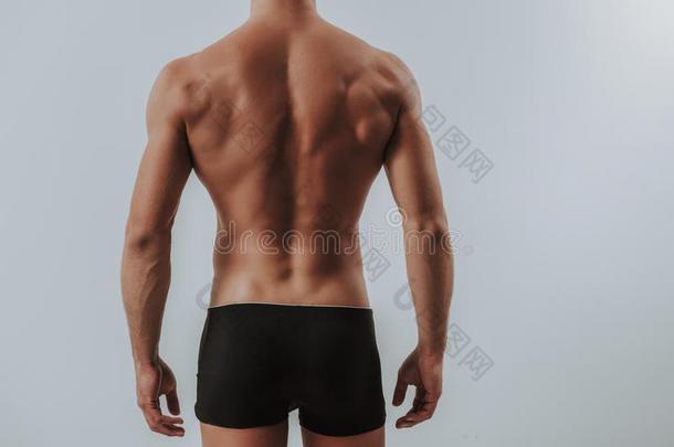 背关于肌肉的男人采用黑的衬衣stand采用g单独的