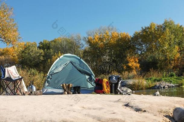 放置关于设备在近处野营帐篷在户外