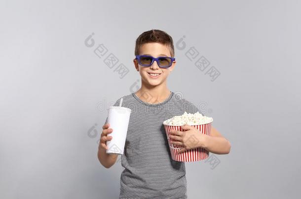 男孩和3英语字母表中的第四个字母眼镜,爆米花和饮料在的时候电影院给看