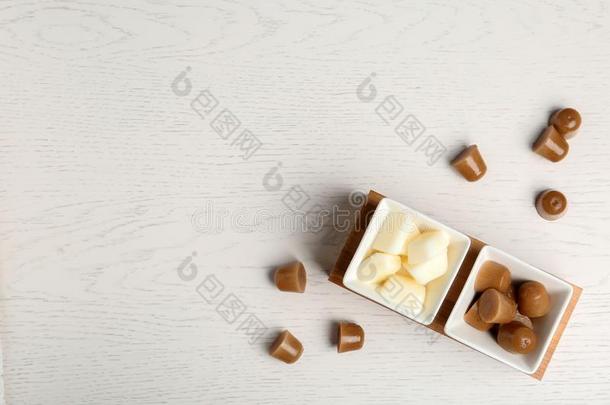 平的放置作品和奶和咖啡豆冰立方形的东西向白色的<strong>求爱</strong>
