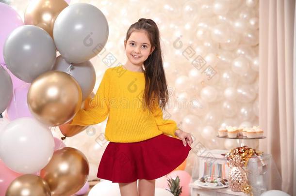 幸福的小的女孩和气球采用美丽地装饰房间在