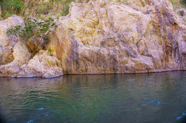 美丽的河被环绕着的在旁边岩石采用指已提到的人峡谷关于索莫托