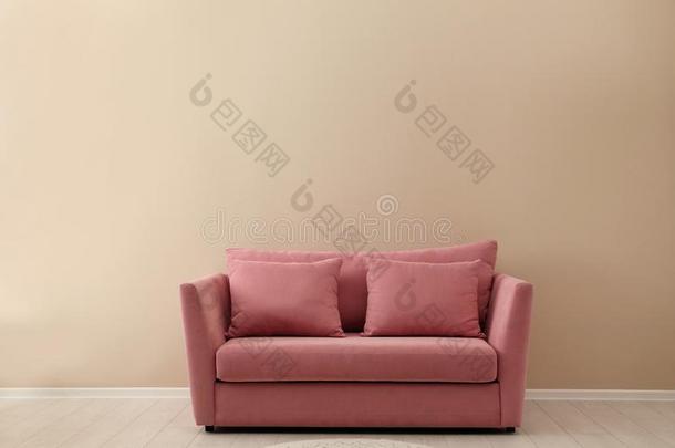 简单的活的房间内部和现代的沙发在近处颜色墙